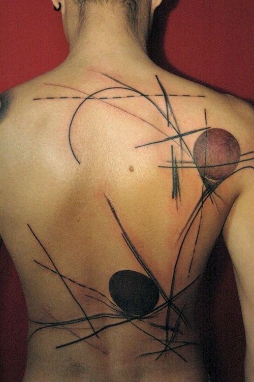 女性背部图形独特刺青