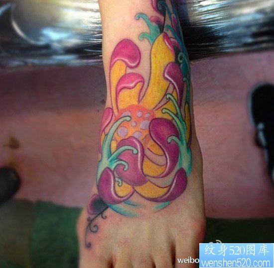 女人脚背唯美经典的彩色莲花纹身图片
