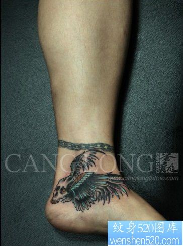 脚踝处精美时尚的骷髅翅膀纹身图片