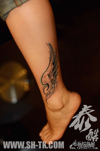 为你推荐一幅女人小腿翅膀纹身图片作品