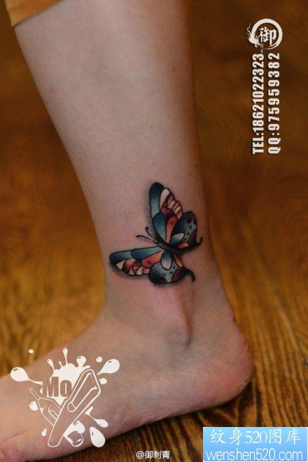 女人脚踝处小巧精美的彩色蝴蝶纹身图片