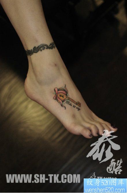 女人脚背时尚小巧的钥匙纹身图片