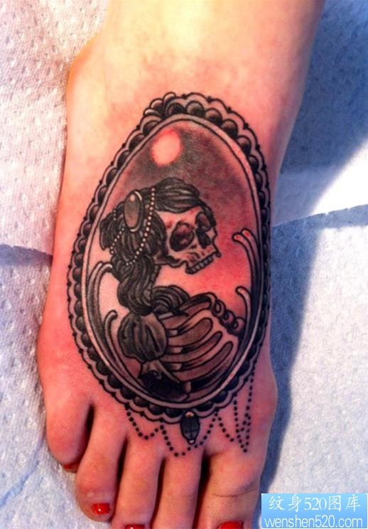 脚背上一幅潮流个性骷髅纹身图片
