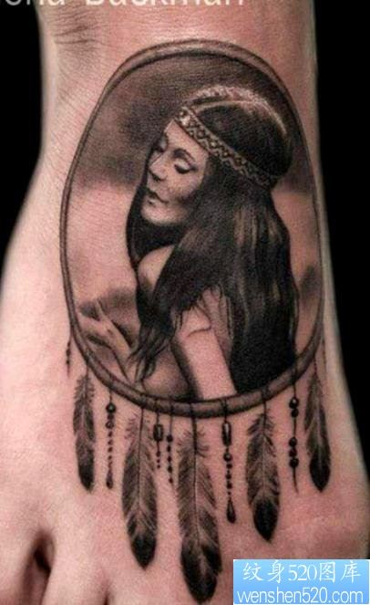 脚背上一幅印第安女性肖像纹身图片