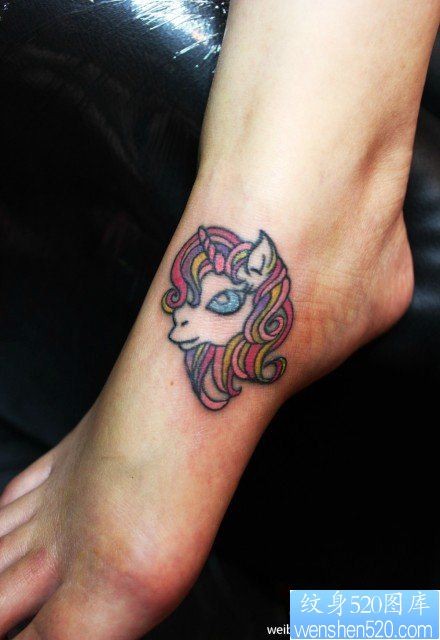 女人脚部一幅可爱的独角兽纹身图片