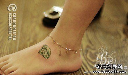 女人脚背小巧时尚的彩色钻石纹身图片