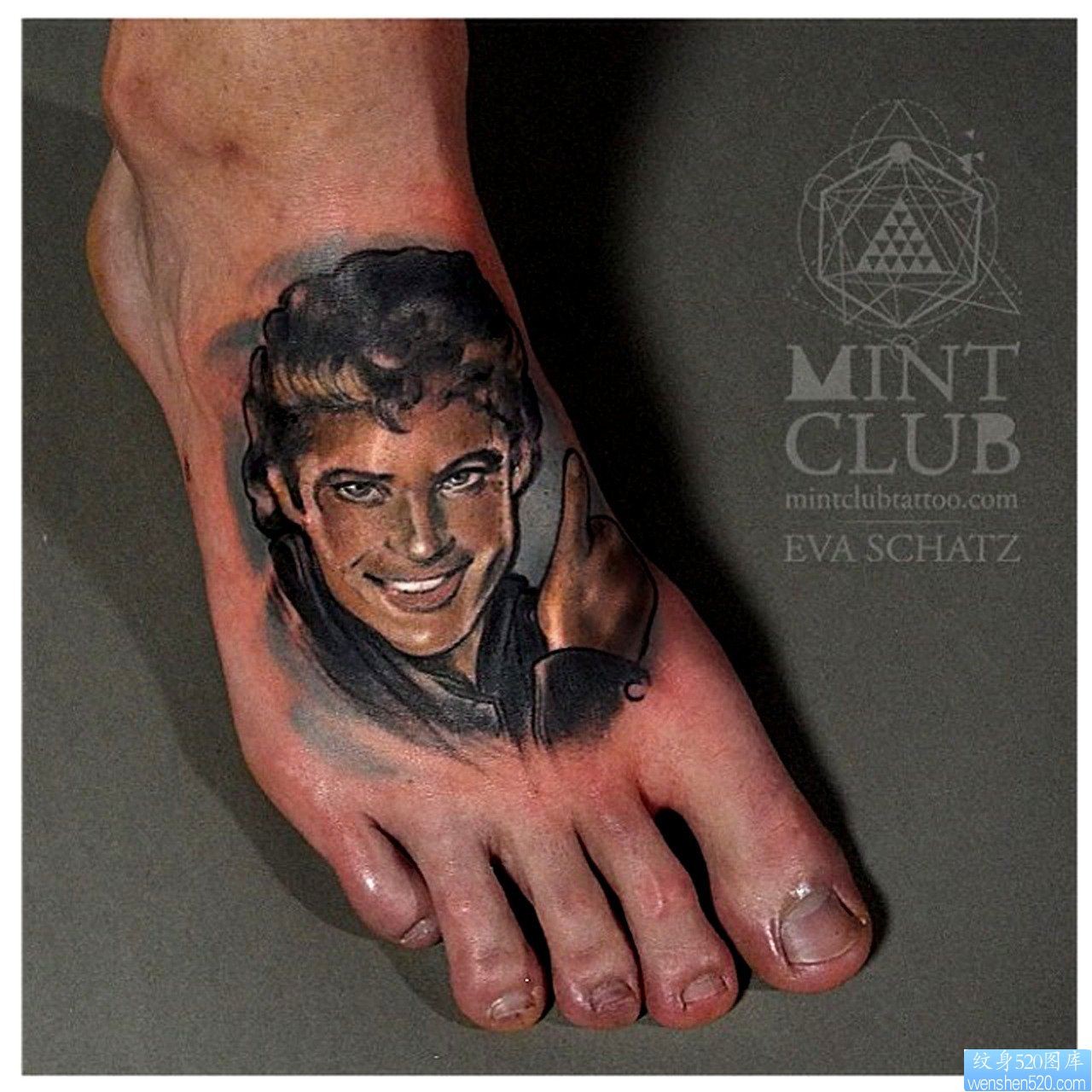 脚背上一幅人物肖像纹身图片