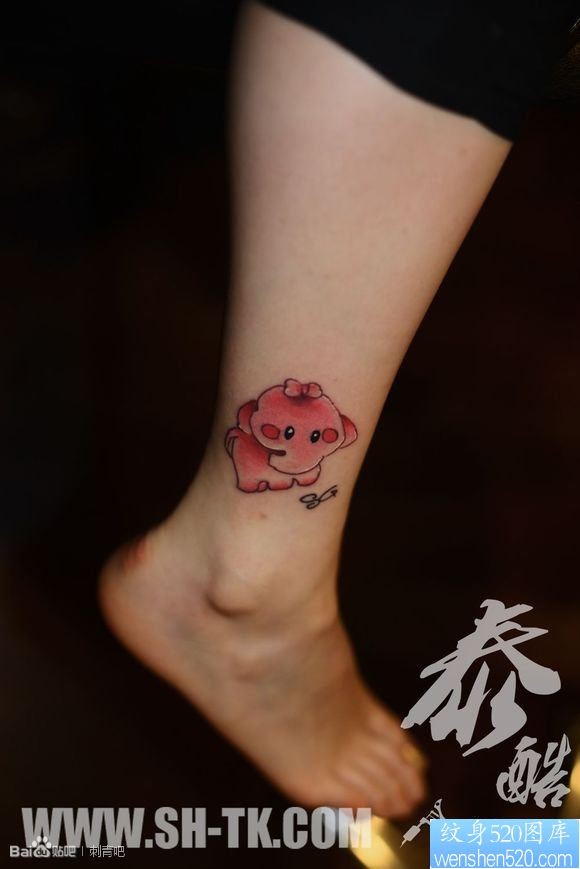 女人脚部粉红色卡通小象纹身图片
