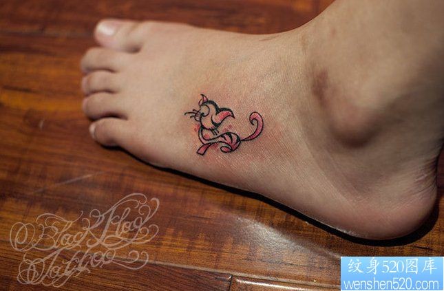 纹身520图库分享一幅脚背老虎猫纹身图片