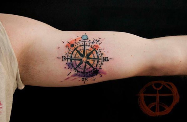 手臂上漂亮的指南针纹身