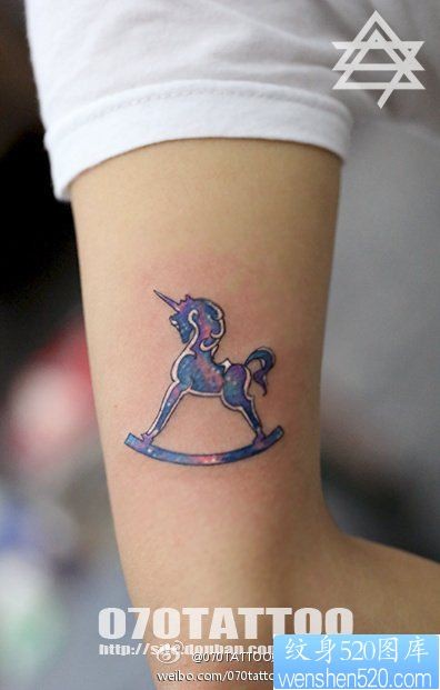 一幅手臂彩色木马纹身图片由最好的纹身点分享