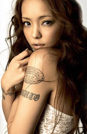 明星安室奈美惠手臂4处刺青