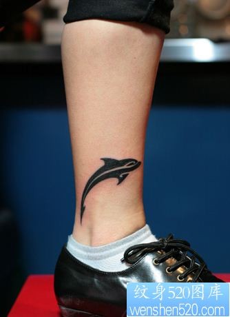 小腿图腾鲸鱼纹身图片