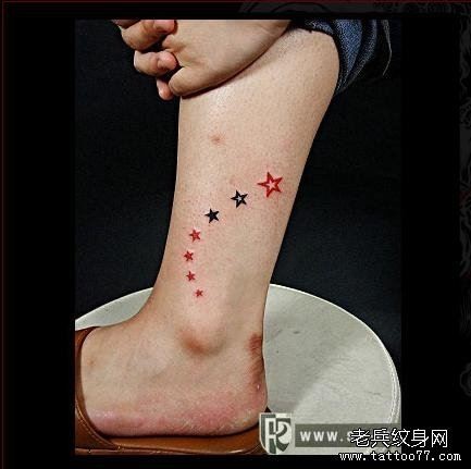 脚部个性红黑五角星纹身图片