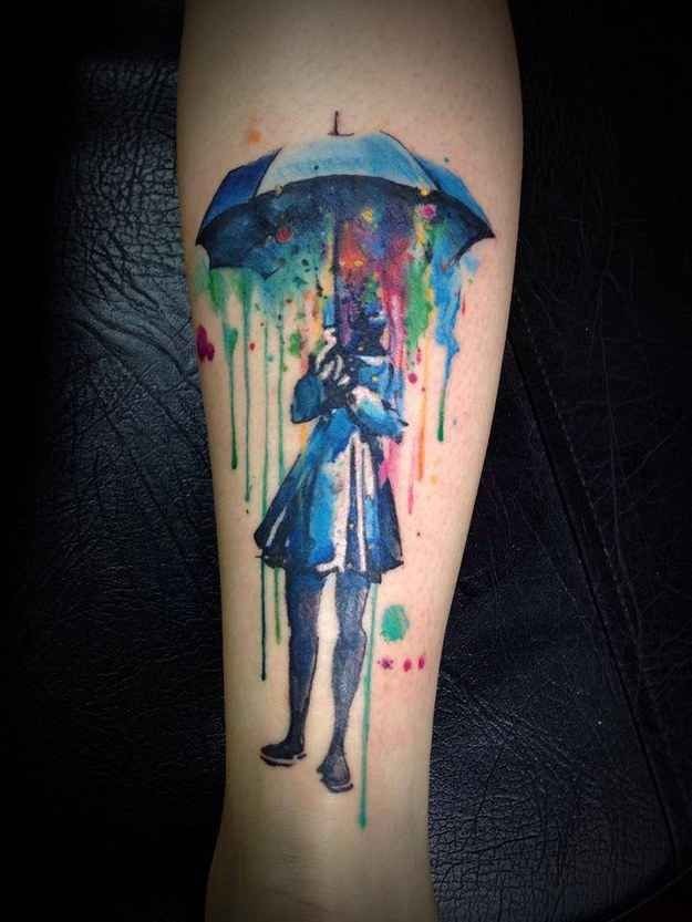 一幅小腿女孩撑着雨伞的纹身图案