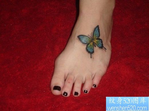 脚背彩色蝴蝶纹身图片