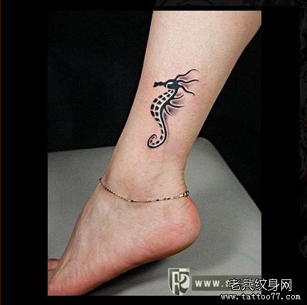 女人脚部个性海马图腾纹身图片