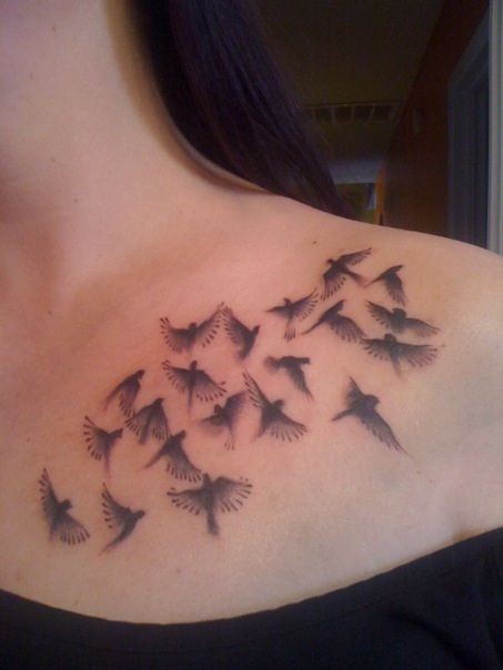 女性肩部一群鸽子纹身