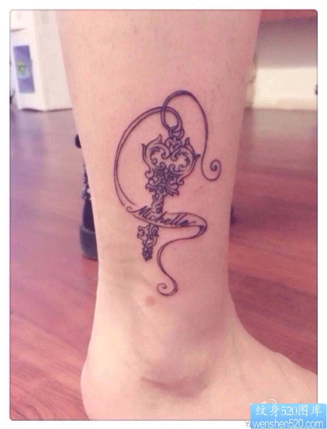 一幅女人脚部钥匙纹身图片