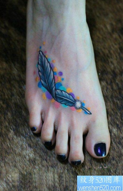 一幅脚背彩色羽毛纹身图片