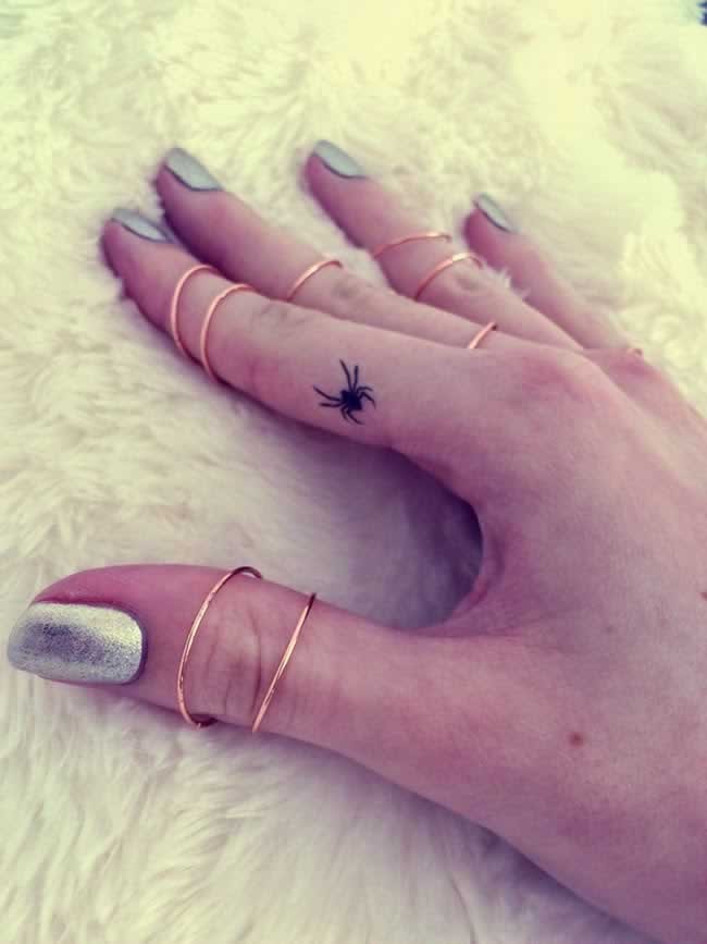手指上的蜘蛛纹身