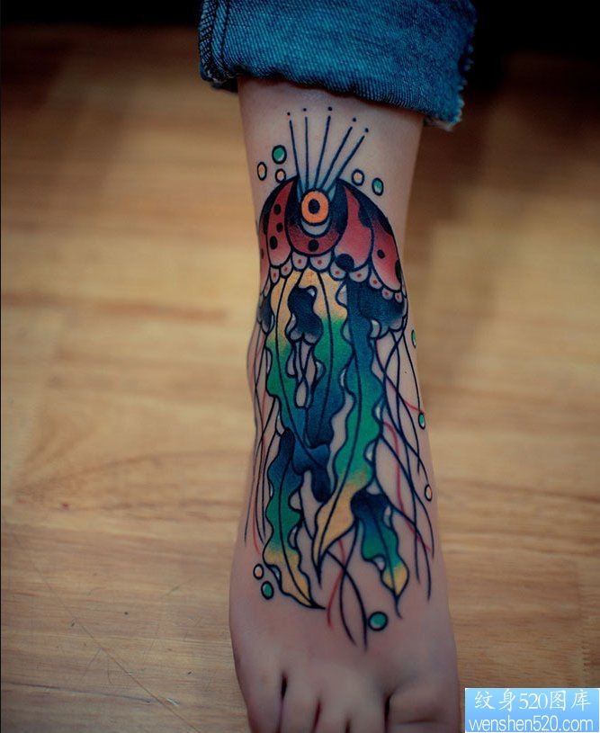 一幅脚背彩色水母纹身图片