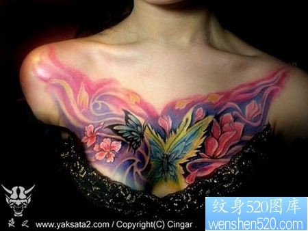 一幅超级吸引眼球的胸部蝶恋花纹身图片