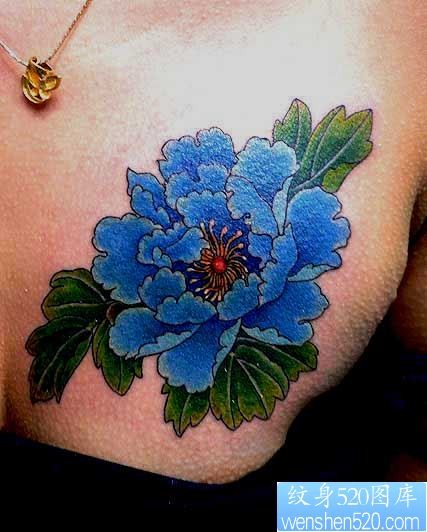 纹身：胸口蓝色牡丹纹身图片作品