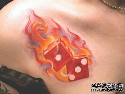 色子火焰纹身图片：胸部色子火焰纹身图片纹身作品