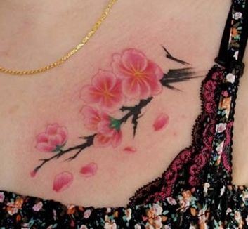 胸部纹身图片：胸部彩色梅花纹身图片纹身作品
