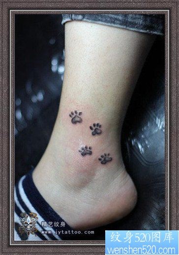 纹身520图库：美女可爱的脚部狗狗脚印纹身图片