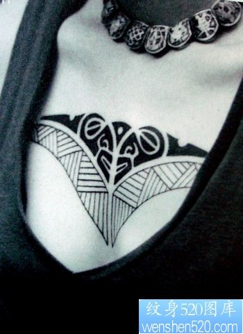 一幅很有个性的胸部图腾纹身作品