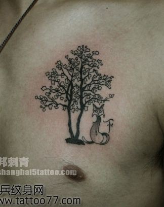 胸部图腾树与狐狸纹身图片