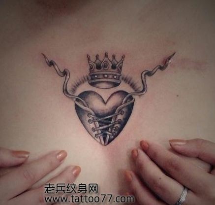 美女胸部爱心皇冠纹身图片