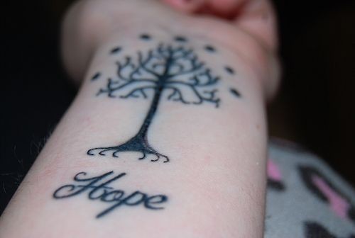 手臂上一棵小小的树苗纹身图案