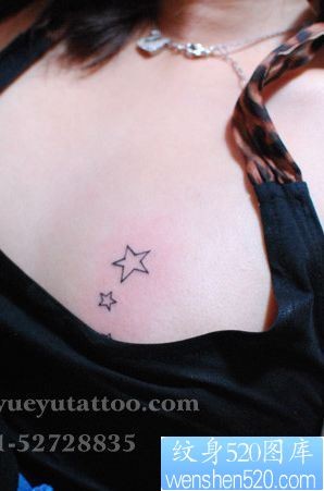 一幅女孩子胸部简单的五角星纹身图片