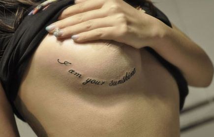超性感经典的美女胸部字母纹身图片