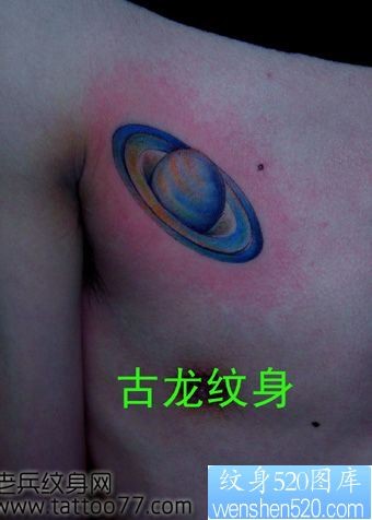 胸部彩色小星球纹身图片
