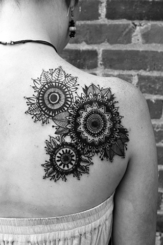 女性背部漂亮的向日葵纹身