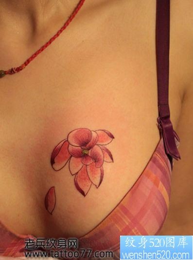 性感另类的胸部莲花纹身图片