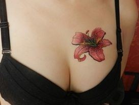 胸部纹身图片：胸部彩色百合花纹身图片纹身作品