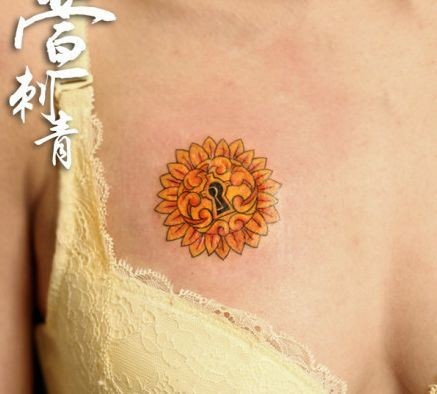美女胸部好看的向日葵纹身图片