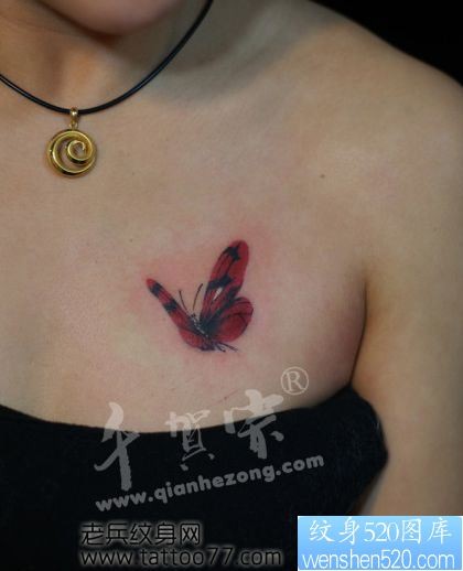 美女胸部唯美的蝴蝶纹身图片