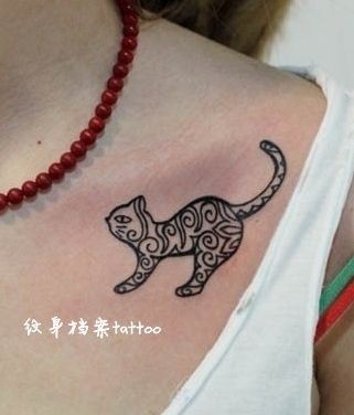 美女胸部流行的图腾猫咪纹身图片