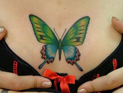 胸部纹身图片：潮流经典胸部彩色蝴蝶纹身图片纹身作品
