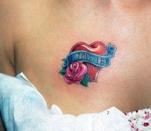 胸部纹身图片：胸部彩色爱心玫瑰纹身图片纹身作品