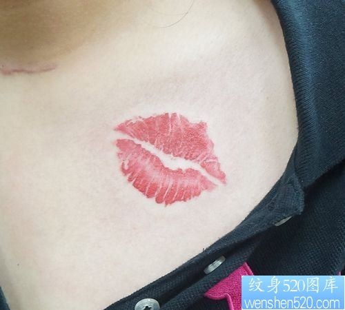女孩子胸部一幅彩色唇印纹身图片