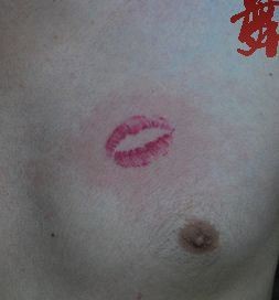 潮流流行的唇印纹身图片