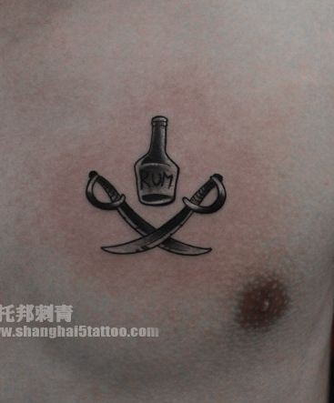 一幅男人胸部海盗标志纹身图片