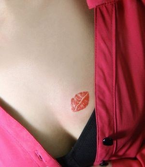 女孩子胸部潮流性感的唇印纹身图片
